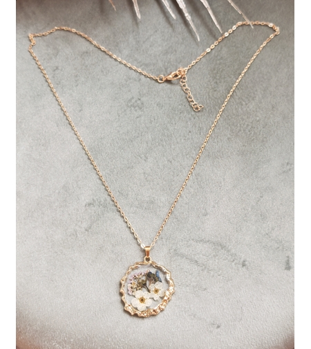 Дамски колиета с малък медальон