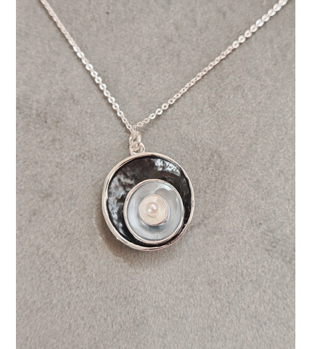 Дамски колиета с малък медальон