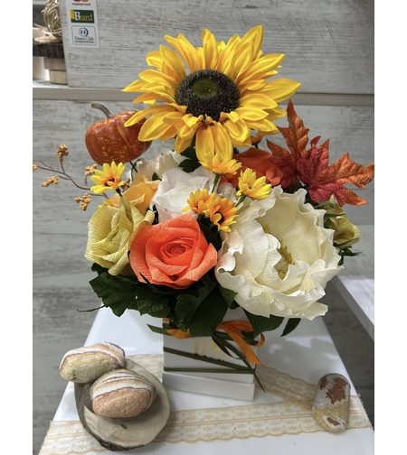 Жълти,оранжеви ,слънчоглед и тиквичка в квадратна кутия