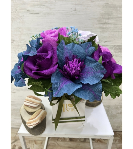 Ръчно изработени хартиени цветя в синьо и лилаво.