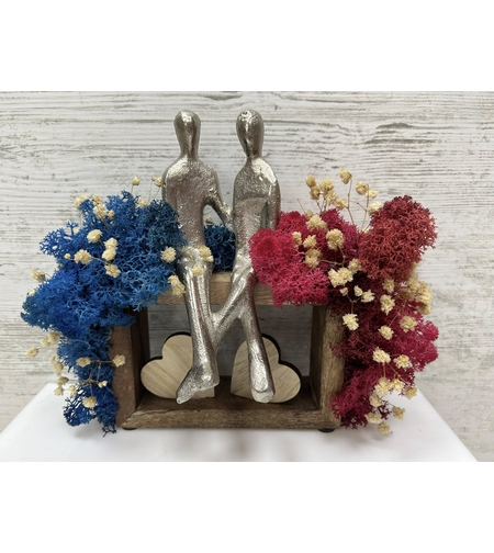 Статуетка с двама влюбени, декорирана със скандинавски мъх