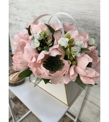 БЯЛА ЧАНТИЧКА С РОЗОВИ БОЖУРИ