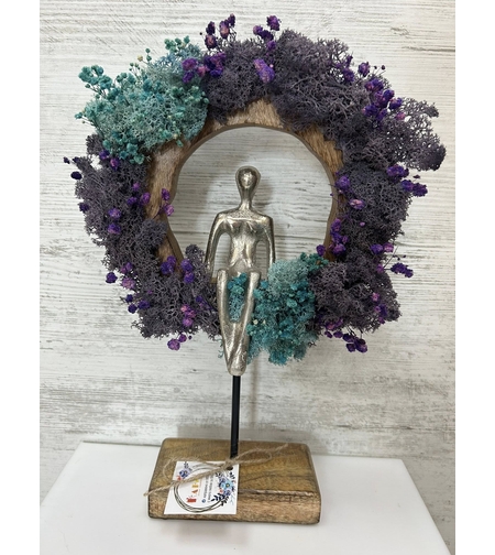 Статуетка със седнал човек и декорация от скандинавски мъх