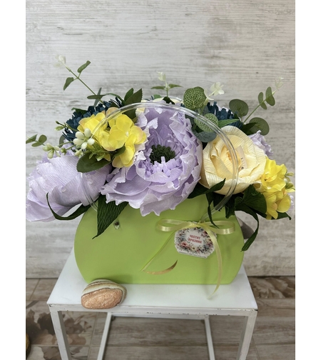 Лилави,сини  и жълти цветя в резидава чантичка