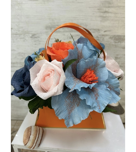 Сини цветя в оранжева кошничка