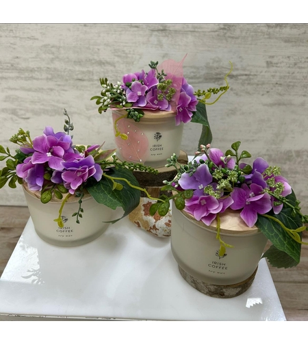 Декорирани ароматни свещи с лилави цветя