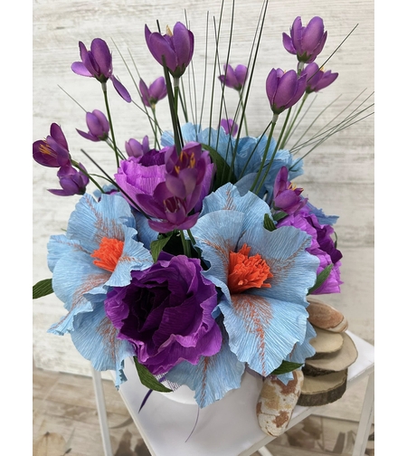 КРЪГЛА ,БЯЛА КУТИЯ СЪС СИНЬО,ЛИЛАВО,ОРАНЖЕВО ЦВЕТЯ