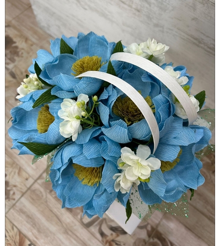 БЯЛА ЧАНТИЧКА СЪС СИНИ БОЖУРИ