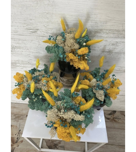 Черна кашпа със скандинавски мъх в различни цветове