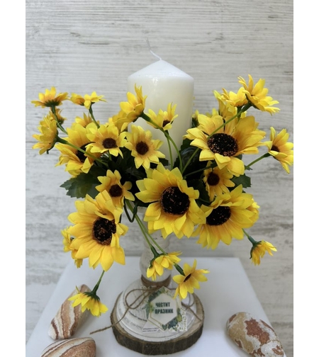 Елегантен свещник с жълти цветя