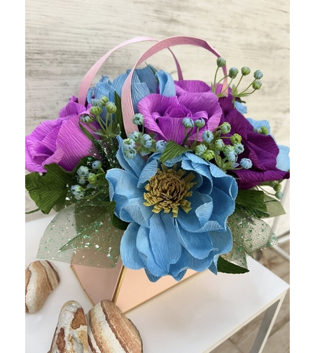 Розова чантичка със синьо-лилави цветя