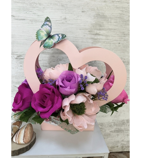Декорация с хартиени ръчно изработени рози в красива кутия със сърце и пеперуда
