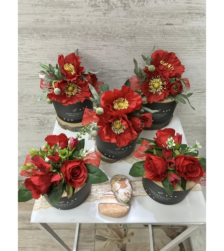 Черна свещ, декорирана с червена роза и червен мак