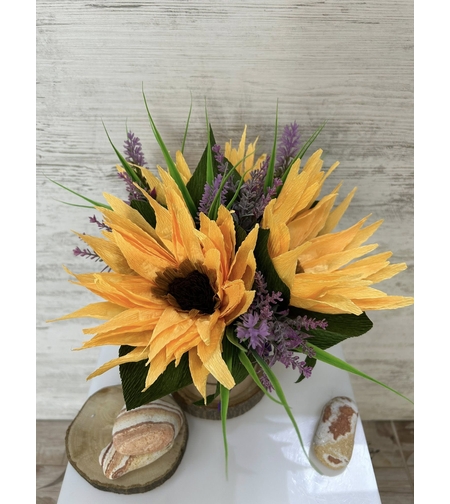 Кутия със ръчно изработени слънчогледи от KARI Art