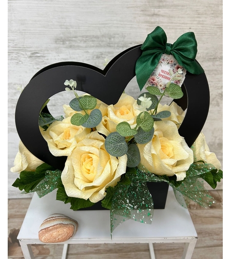 Рози в цвят шампанско и сърце