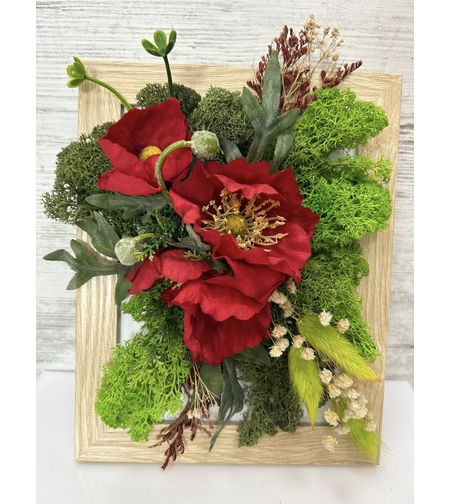 Картина в рамка със скандинавски мъх и червен мак