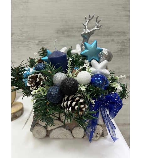 Стилен коледен свещник със синя декорация