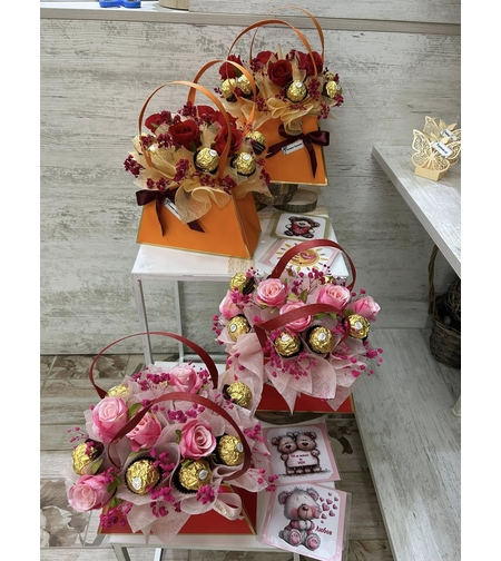 Оранжева и червена чанта с рози и бонбони