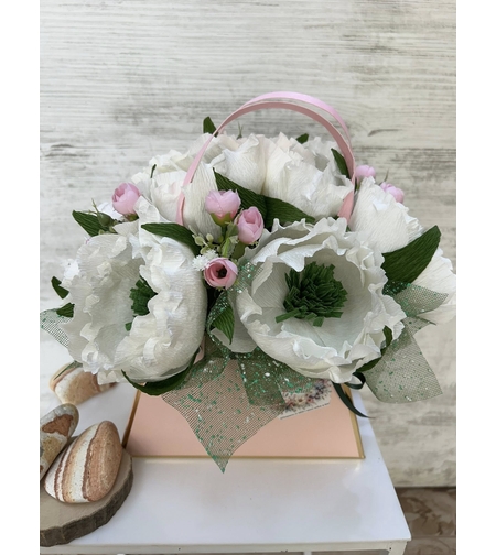 Бели божури в розова чантичка