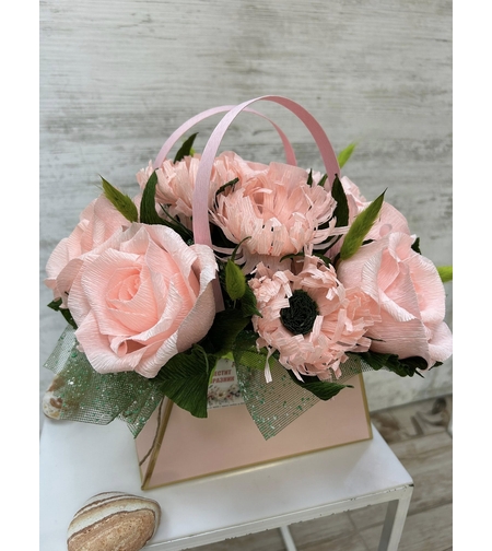 Бяла чантичка с розови рози и божури