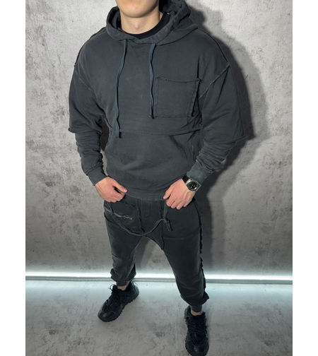 Спортен Екип с Открити Шевове и Модерен Дизайн