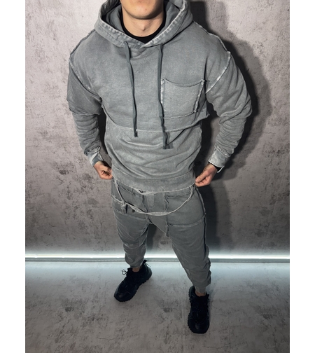 Спортен Екип с Открити Шевове и Модерен Дизайн