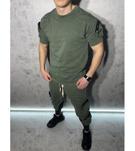 Спортен Екип с Релефни Детайли и Модерен Дизайн