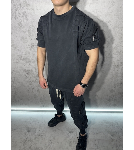 Спортен Екип с Релефни Детайли и Модерен Дизайн