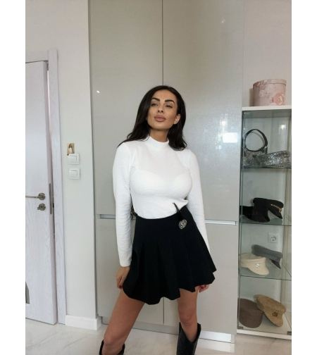 Черна разкроена пола със сребърен аксесоар