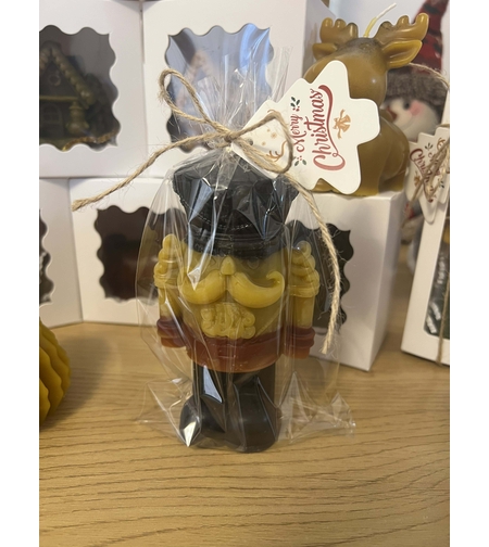 Свещ от пчелен восък Лешникотрошачка