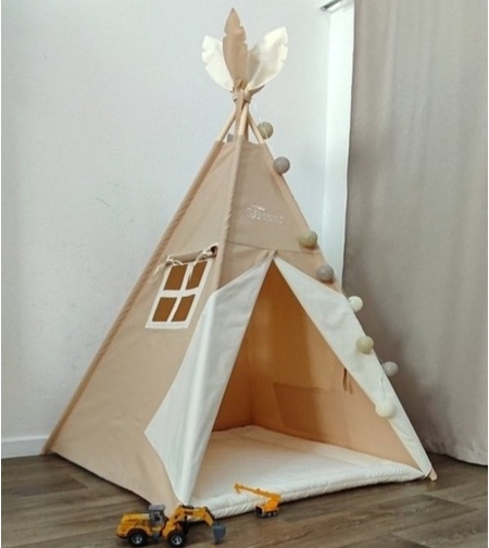 Едноцветна неутрална палатка в бежово с дебело килимче