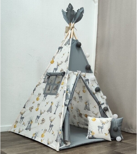 Елени в гората в сиво