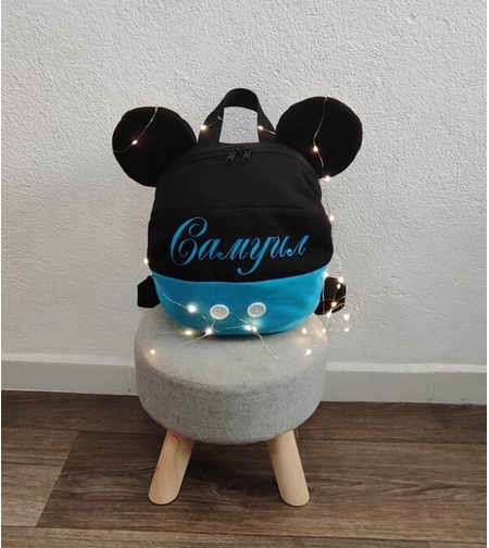 Черно-синя детска раница с две копчета, големи черни уши и бродирано име Пламен в светлосин цвят