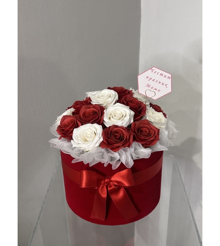 Рози от пластичен сапун в луксозна кутия черно с бяло