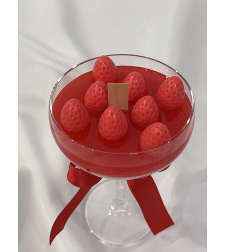 Соева свещ в чаша с ягоди