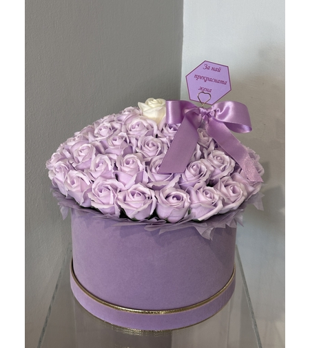 51 броя рози от пластичен сапун лилави