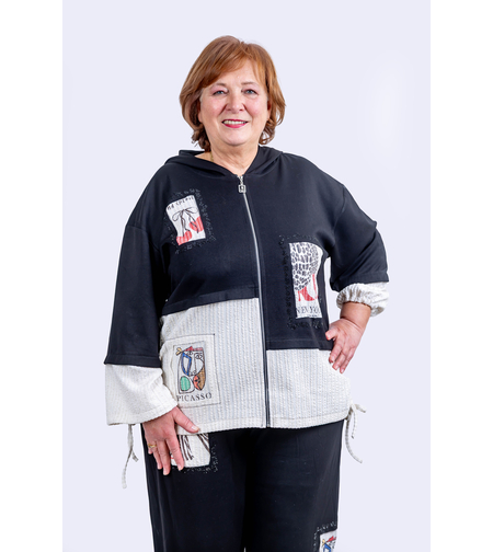 Макси спортно елегантен дамски комплект черно бежово с качулка и артистични апликации за стилна ежедневна визия