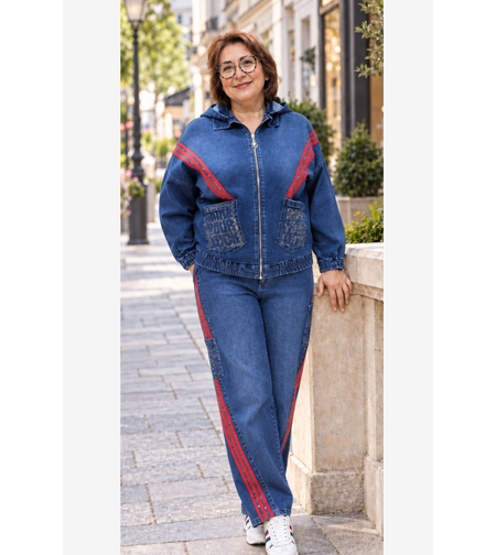 Макси син дънков комплект с качулка, червени ленти и джобове с камъни, спортно-елегантен стил отпред maxi-sin-dunkov-komplekt-cherveni-lenti-otpred.jpg