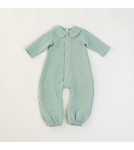 Salopetă bebe, din muselina verde salvie, cu închidere frontală - model ESSENTIAL