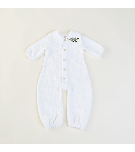 Salopetă bebeluși din muselină albă cu broderie frunză de măslin – model OLIVE