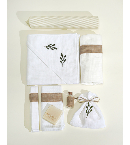 Trusou PREMIUM din muselina alba cu broderie, in cufar de lemn, model FRUNZA DE MASLIN