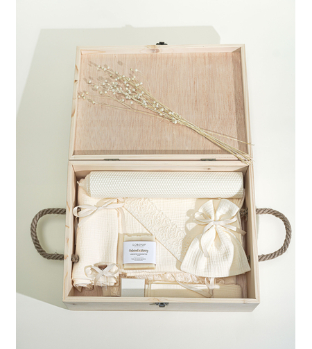 Trusou PREMIUM din muselina crem cu broderie, in cufar de lemn, model DELICATE