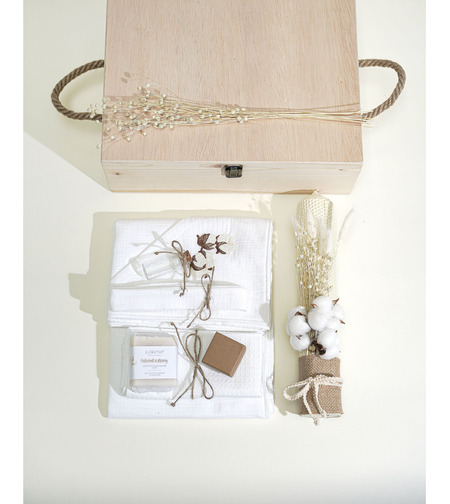 Trusou PREMIUM din muselina alba cu broderie, in cufar de lemn, model FLORI DE BUMBAC