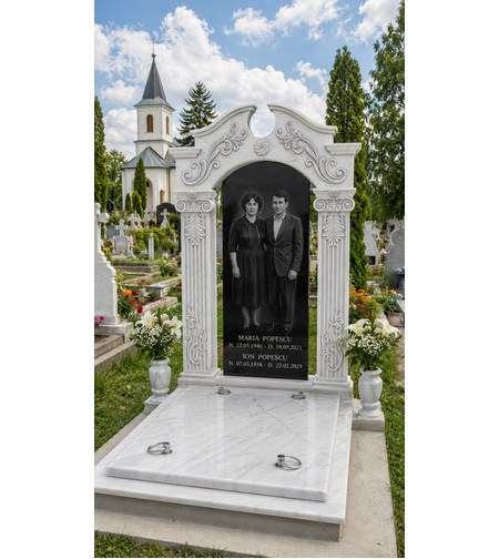 REF-2040 MORMANT DIN MARMURA ALBA CU MONUMENT FUNERAR SCULPTAT