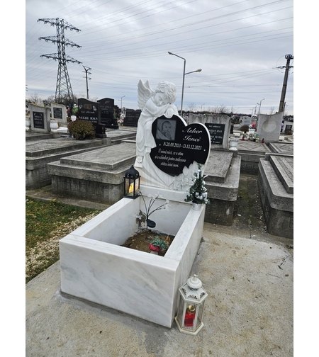 PRM-1841 MORMANT MASIV DIN MARMURA CU MONUMENT FUNERAR SCULPTAT