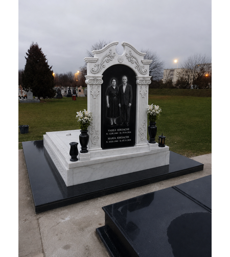 REF-2045 MORMANT DIN MASIV MARMURA SI CRUCE SCULPTATA