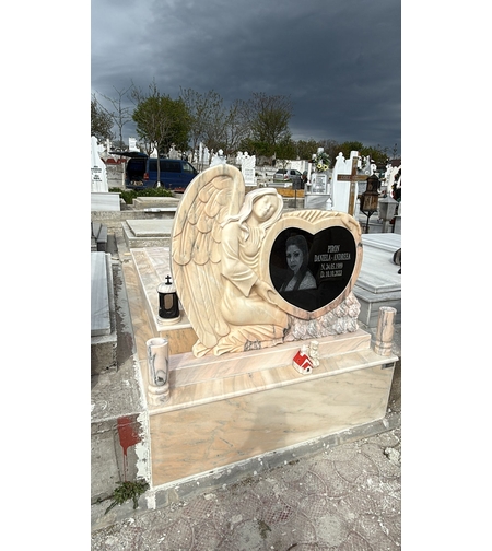 PRM-1907 MORMANT DIN MARMURA DE RUSCHITA CU MONUMENT INGER SCULPTAT