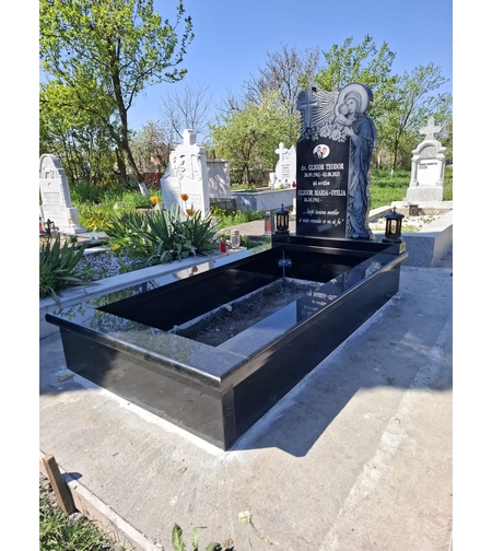 PRM-1838 MORMANT MASIV DIN GRANIT CU MONUMENT FUNERAR GRANIT GRAVAT