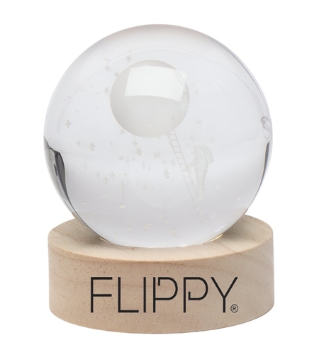 Lampa LED Decorativa, Flippy, cu Bila de Cristal cu Diametru 6cm, Model Astronaut pe Scara catre Luna 3D, Alimentare USB, Suport din Lemn, Lumina Alb