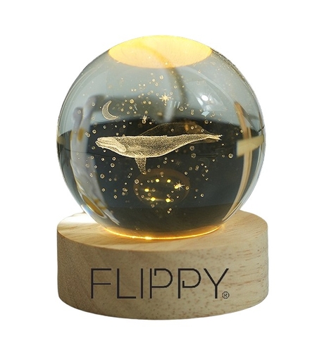 Lampa LED Decorativa, Flippy, cu Bila de Cristal cu Diametru 6cm, Model Balena 3D, Alimentare USB, Suport din Lemn, Lumina Alb Cald